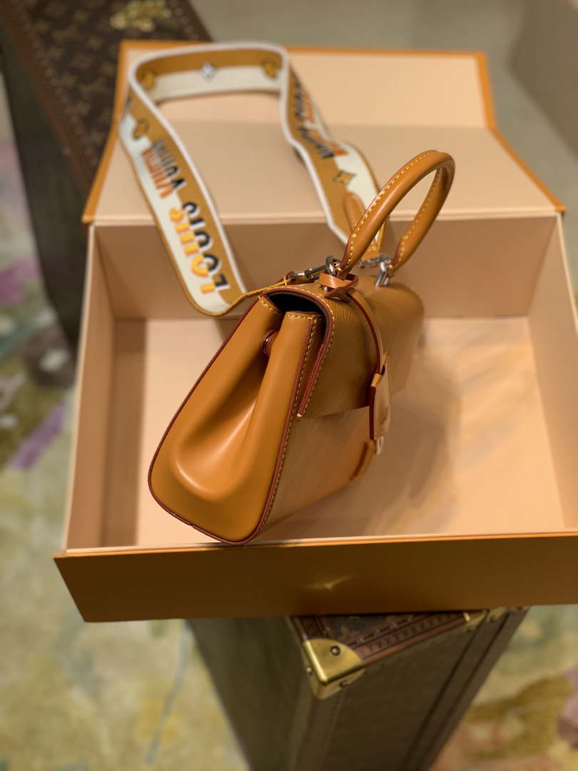 LV M58931 Louis Vuitton Cluny Mini Epi Handbag Gold Miel