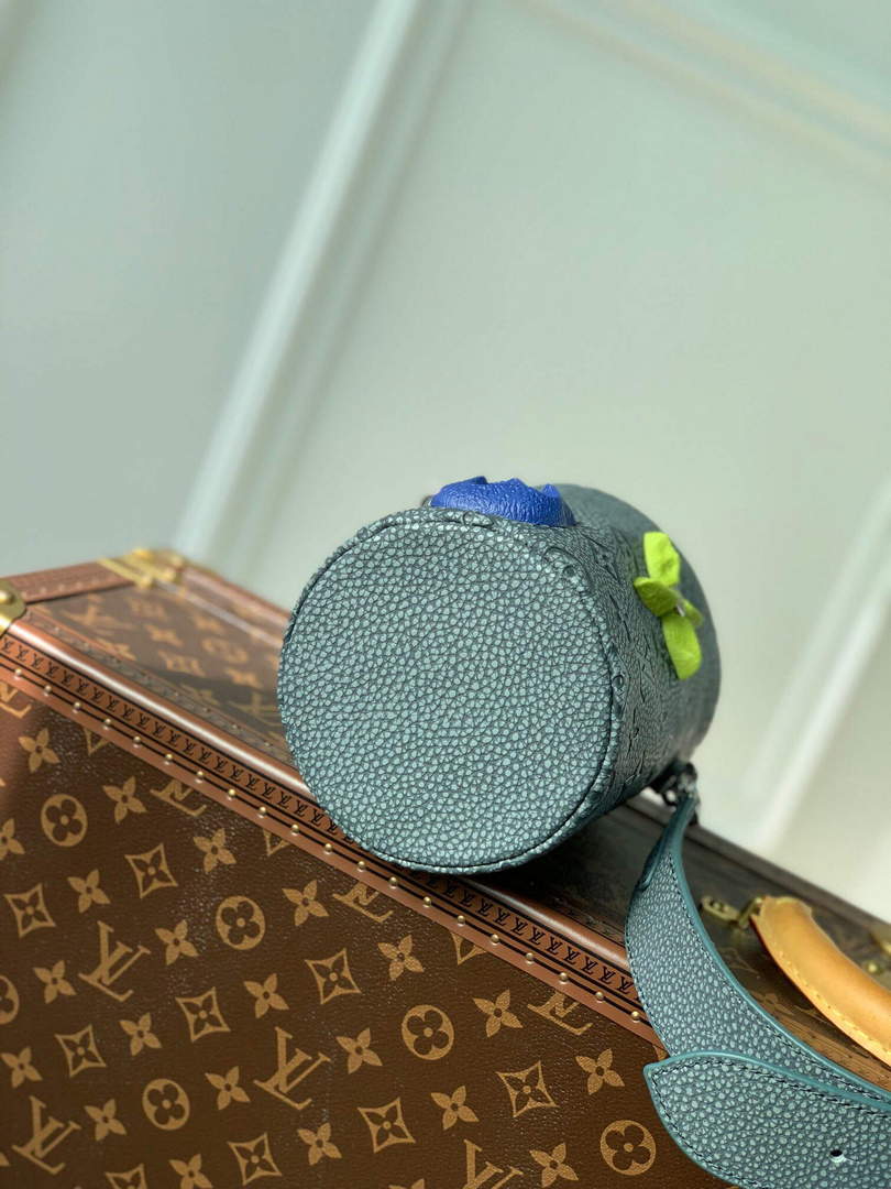 LV M81572 Louis Vuitton Chalk Pouch Bag Gray