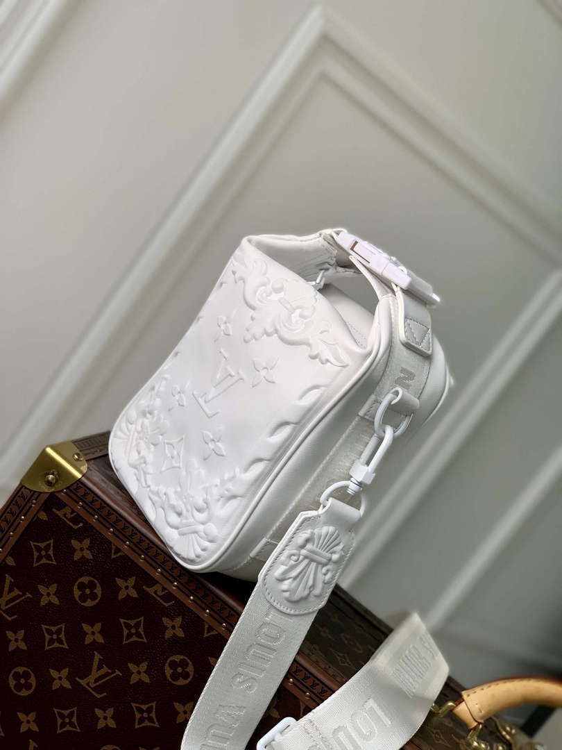 LV M21812 Louis Vuitton Cruiser Messenger Bag White