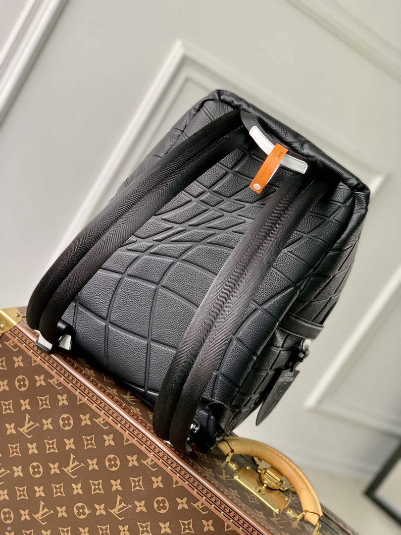 LV M21391 Louis Vuitton Discovery Backpack Black