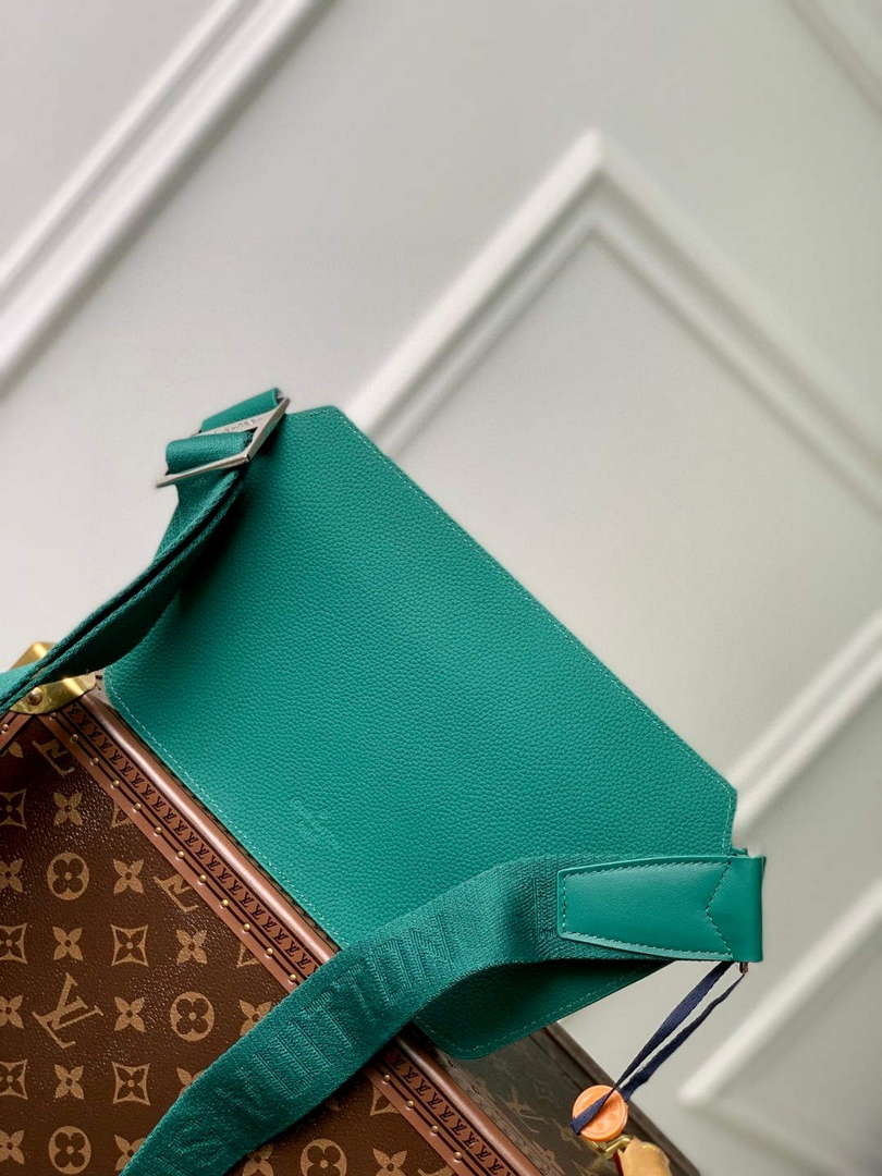 LV M22665 Louis Vuitton Takeoff Slingbag Green