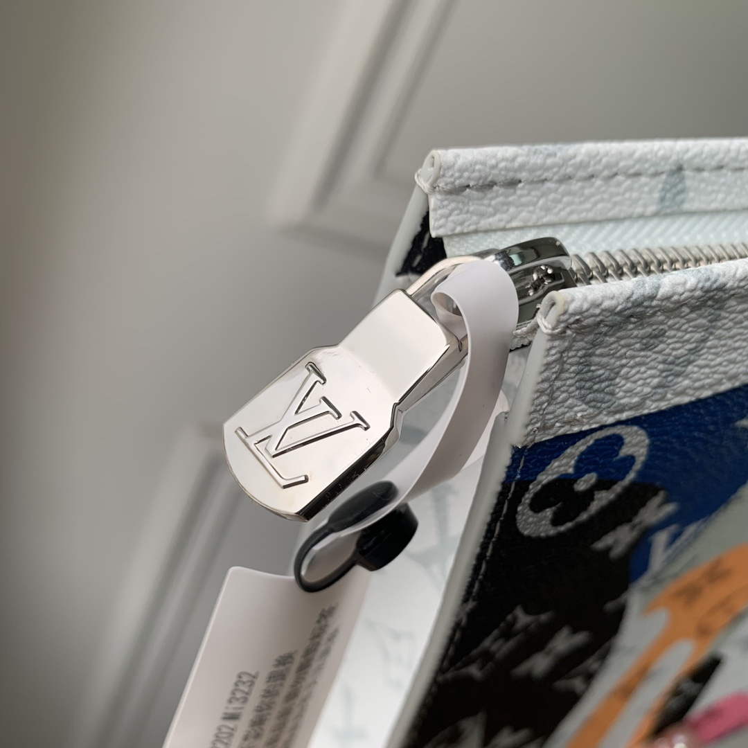 LV M82589 Louis Vuitton Pochette Voyage White