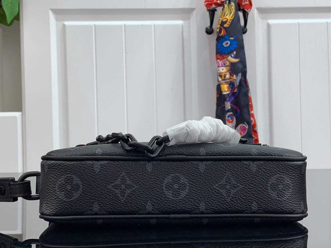 LV M68321 Louis Vuitton Pochette Volga Bag Black