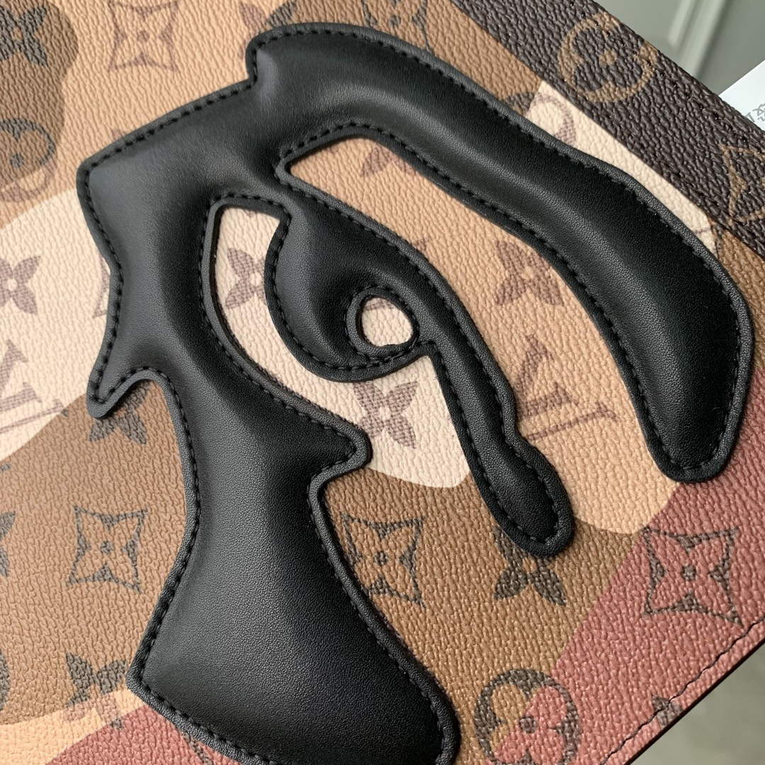 LV M82589 Louis Vuitton Pochette Voyage Brown