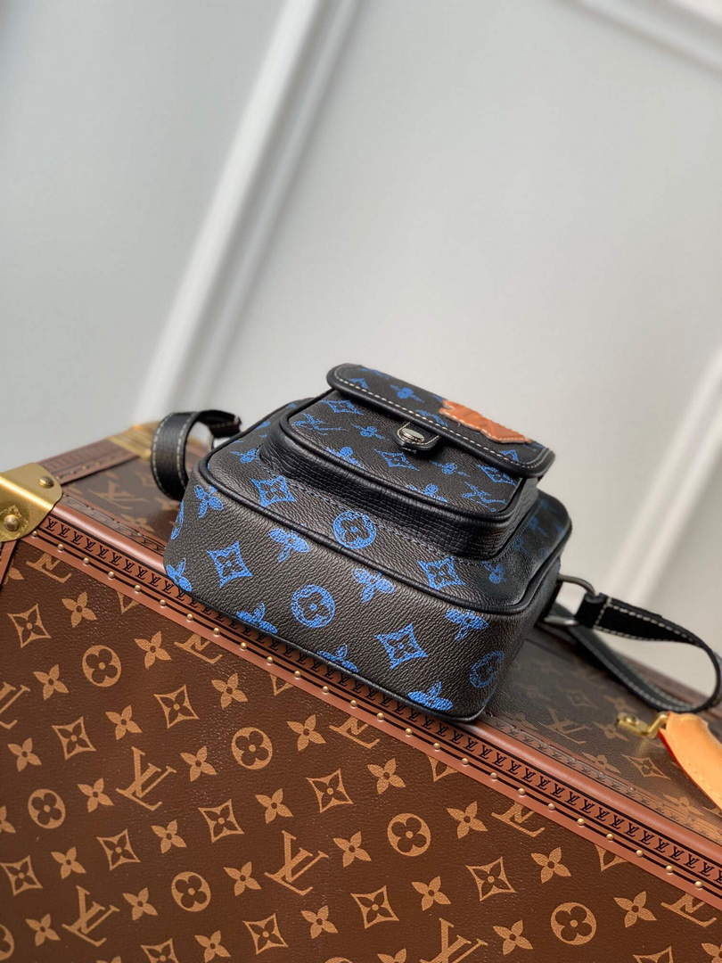 LV M81854 Louis Vuitton Christopher Wearable Wallet Blue