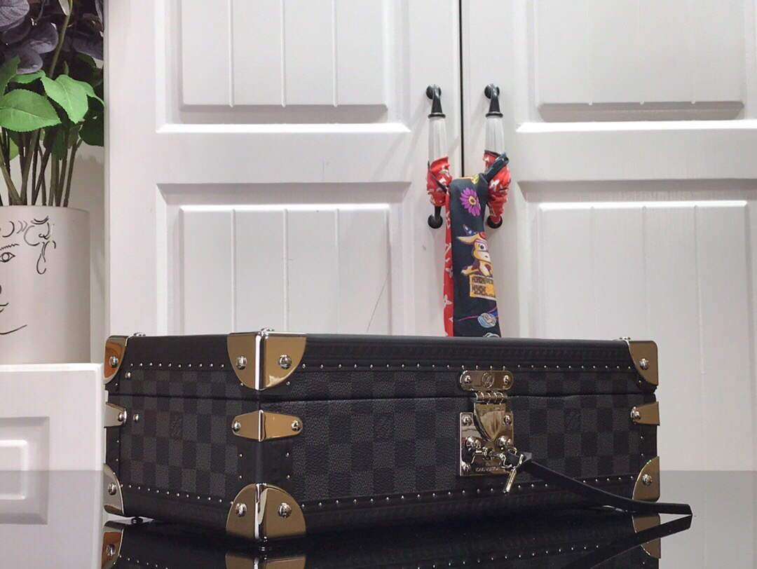 LV M20039 Louis Vuitton 8 Watch Case Black