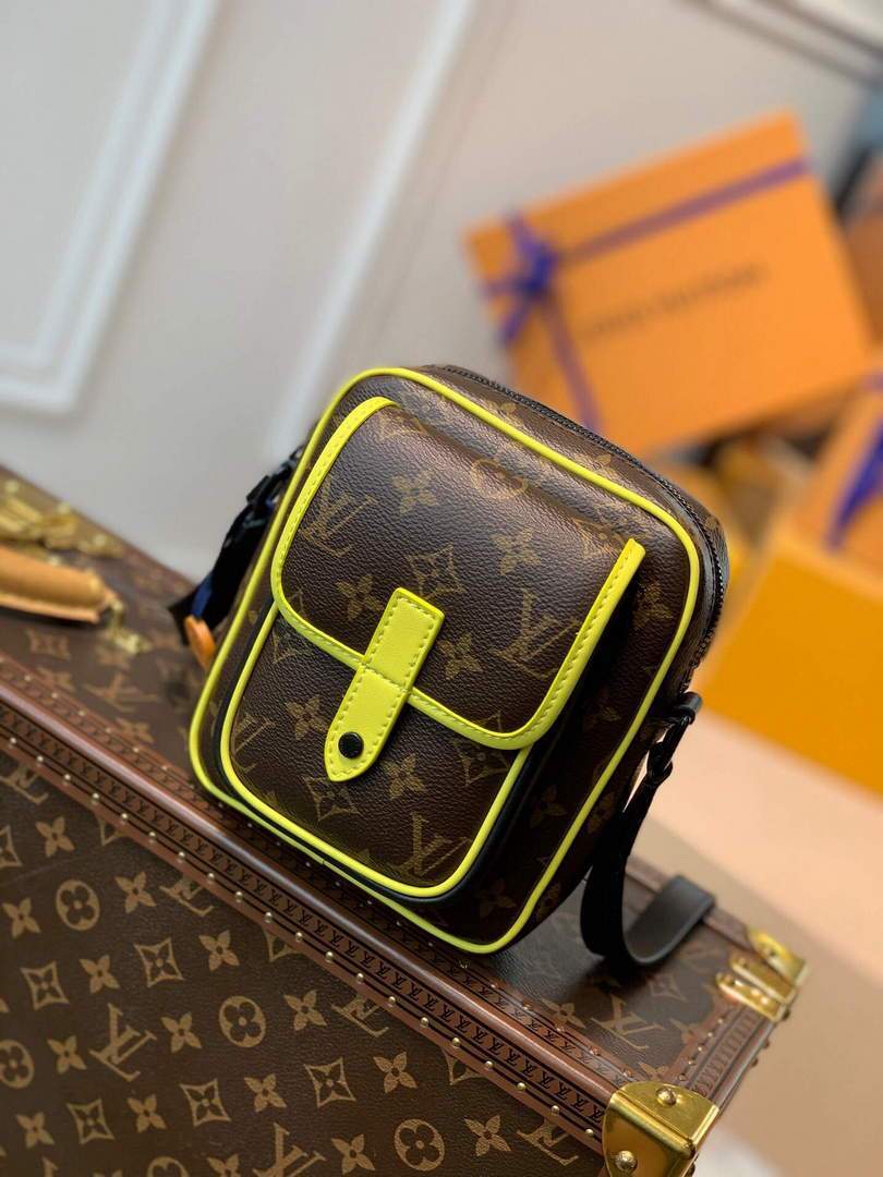 LV M69404 Louis Vuitton Christopher Wearable Wallet Monogram