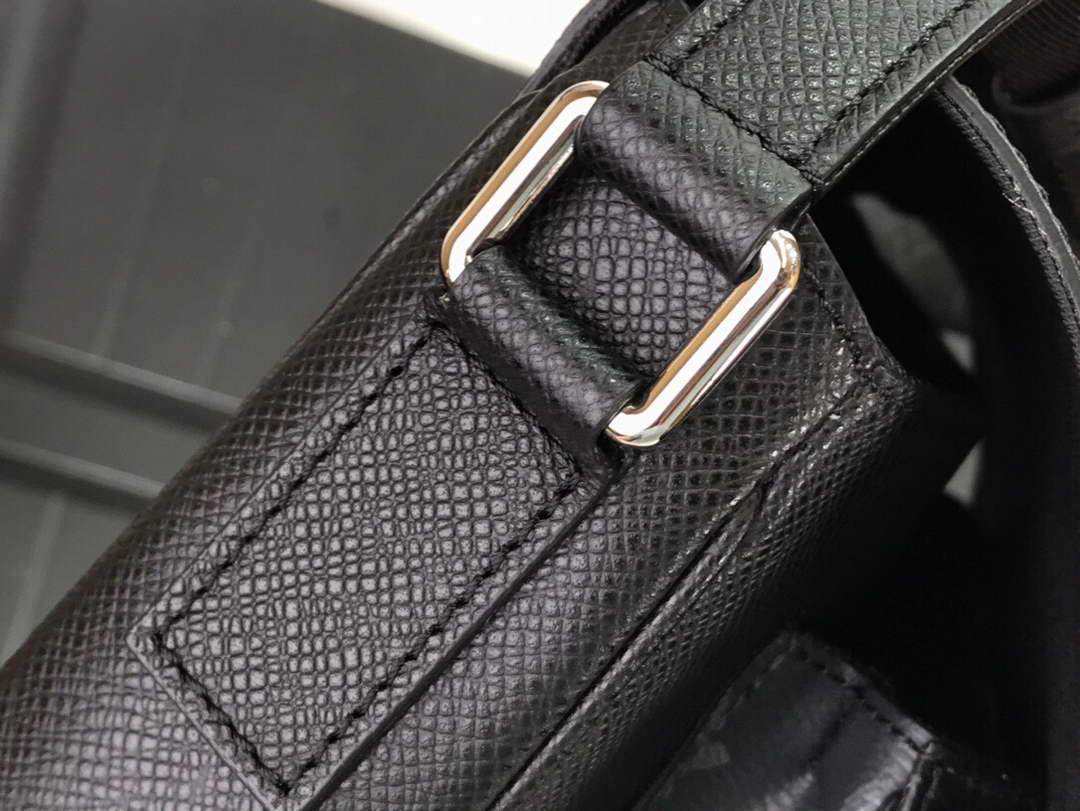 LV M30746 Louis Vuitton M30745 New Messenger Bag Black