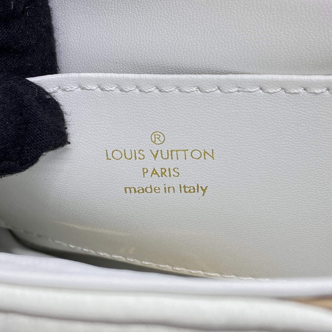 LV M24186 Louis Vuitton GO-14 MM Bag Off-white