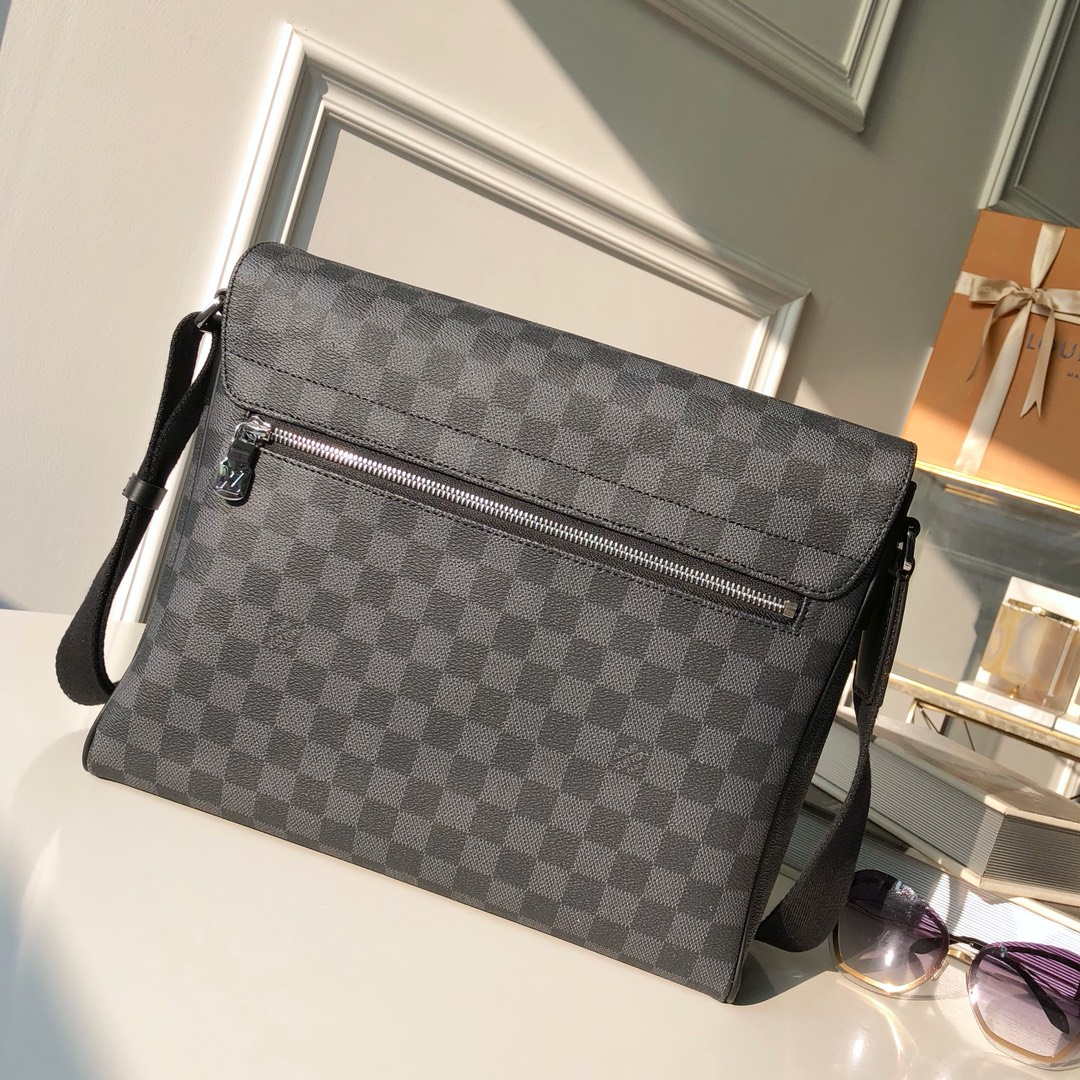 Louis Vuitton N41029 District MM Damier graphite Black