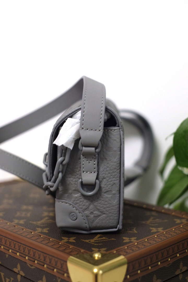 LV M81746 Louis Vuitton Steamer Wearable Wallet Gray leather