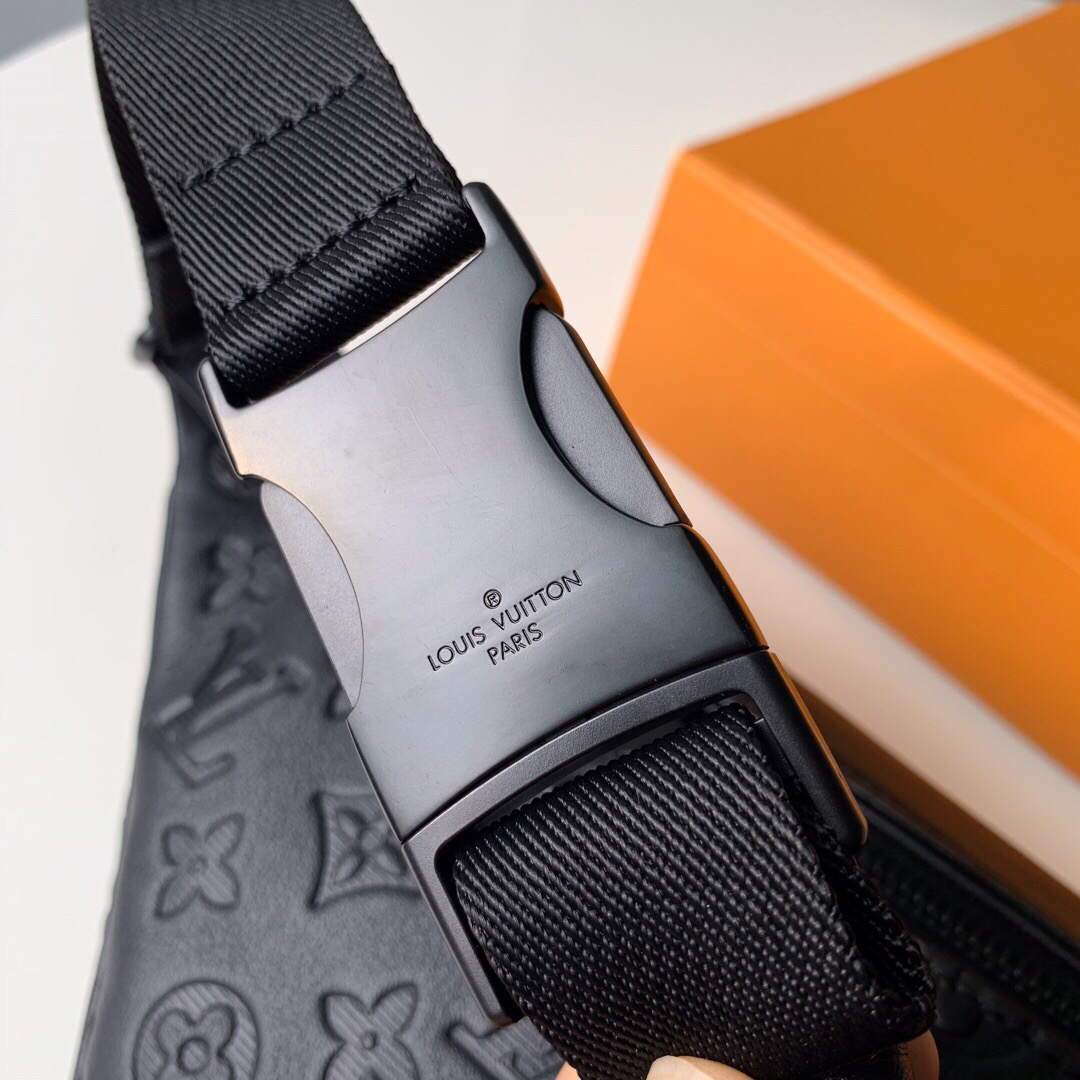 LV M44388 Louis Vuitton Discovery Bumbag Black