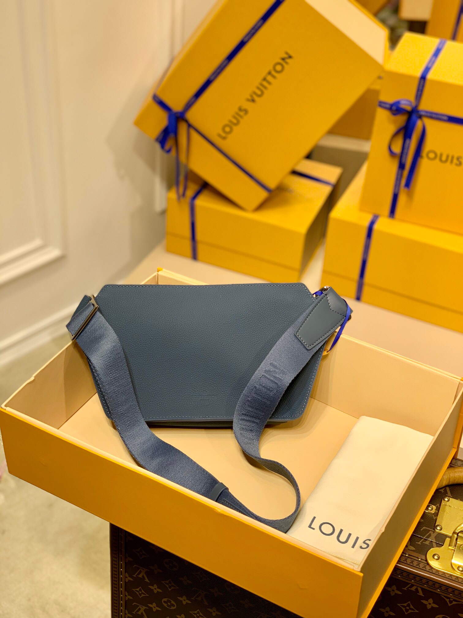 LV M59625 Louis Vuitton New Sling Bag Blue