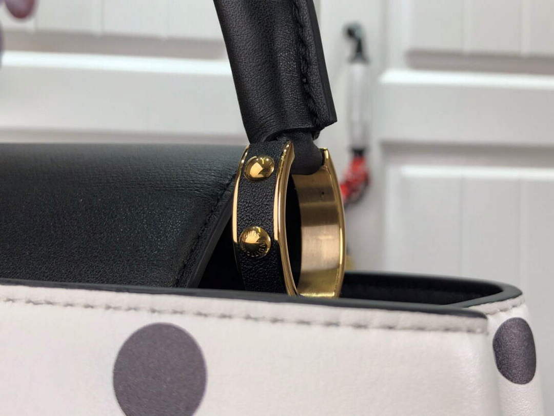 LV M20373 Louis Vuitton Capucines MM Handbag