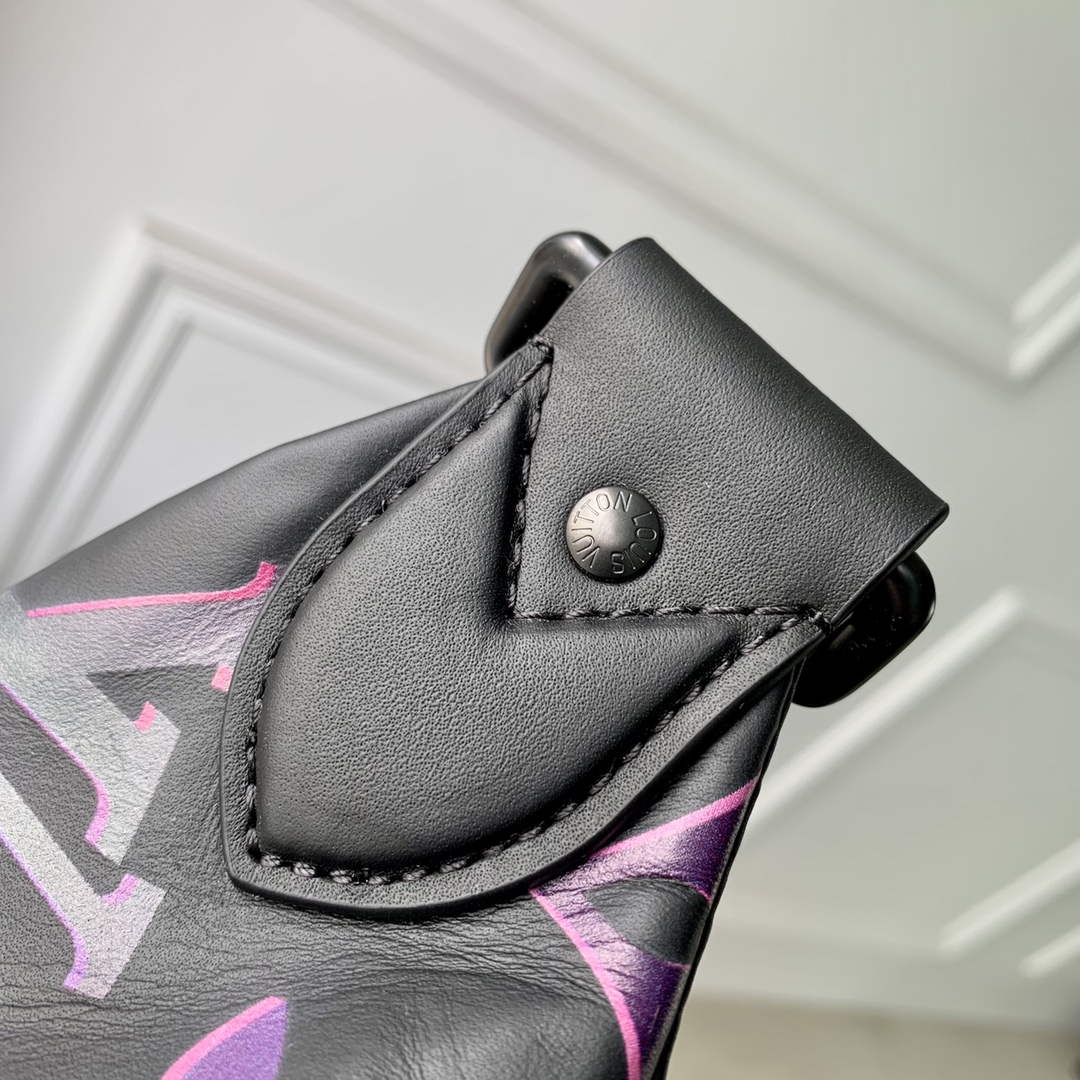 LV M22494 Louis Vuitton Comet Bumbag Black Borealis