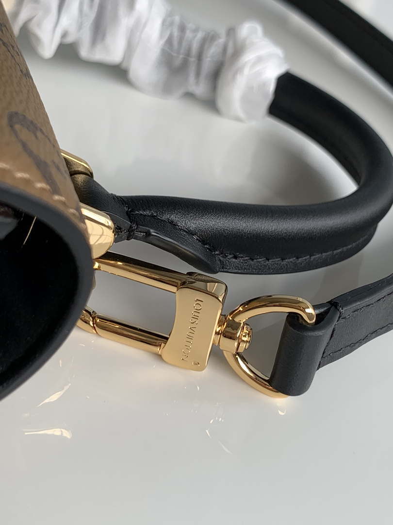 LV M46548 Louis Vuitton Tilsitt Monogram and Monogram Reverse