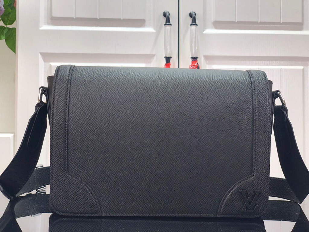 LV M30807 Louis Vuitton New Flap Messenger Black