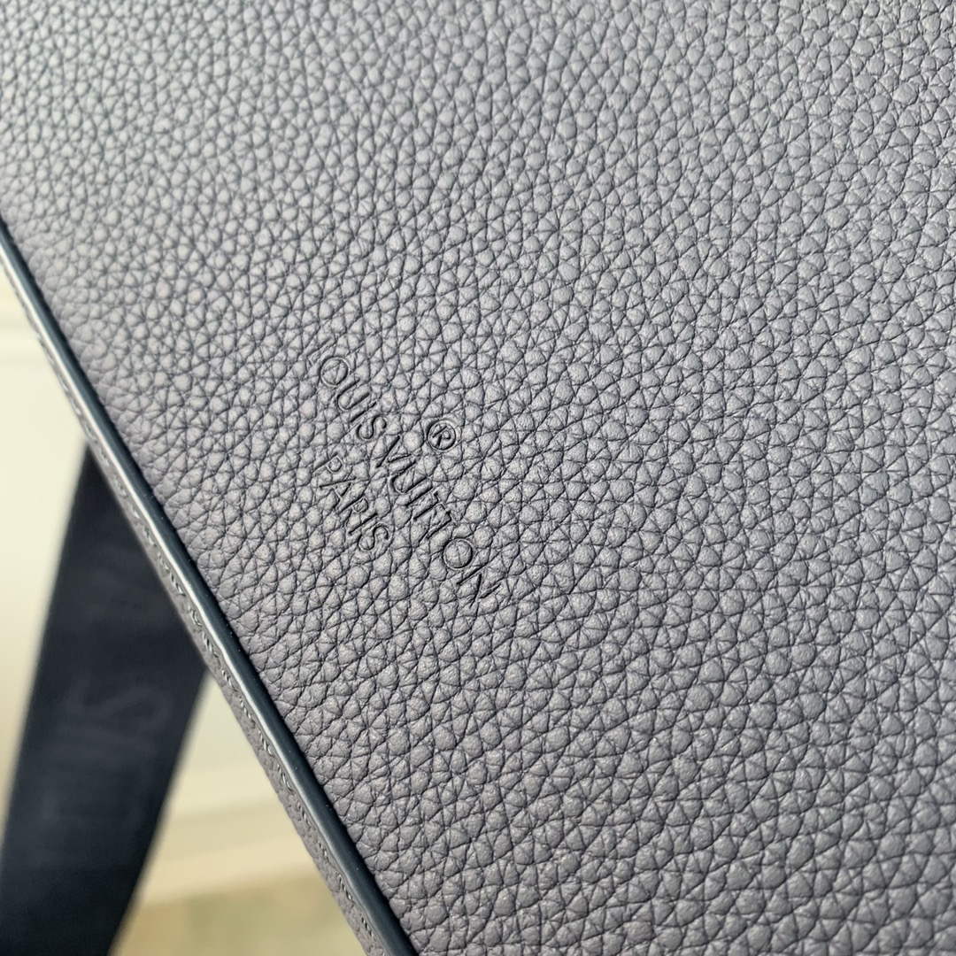 LV M22611 Louis Vuitton Fastline Messenger Navy Blue