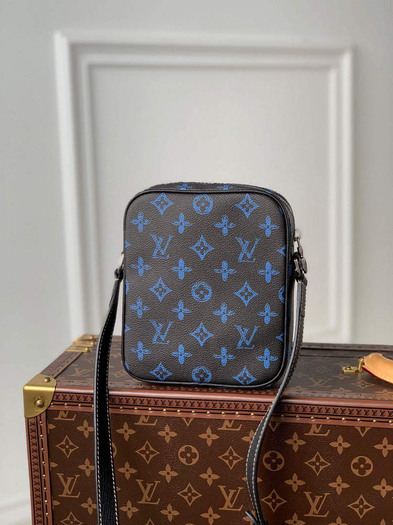 LV M81854 Louis Vuitton Christopher Wearable Wallet Blue