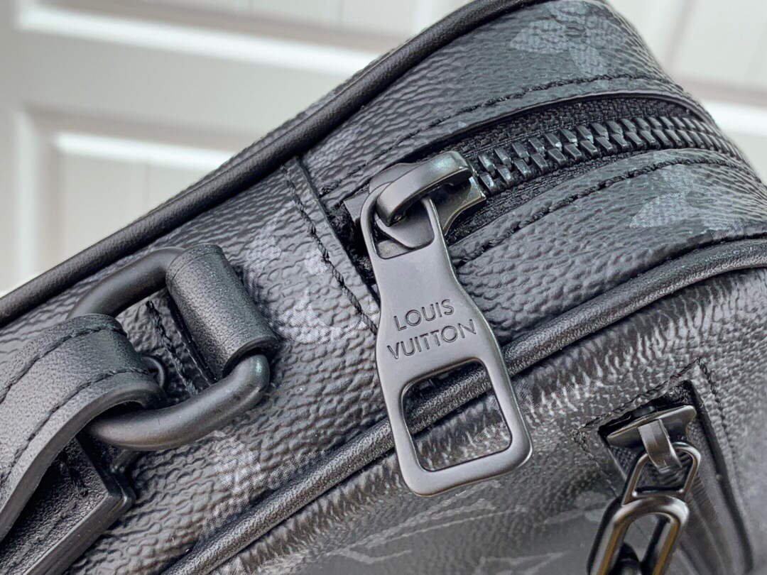 LV M68321 Louis Vuitton Pochette Volga Bag Black