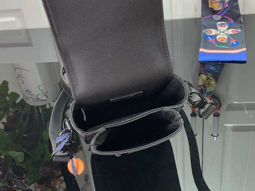 LV M81523 Louis Vuitton S-Lock Vertical Wearable Wallet Monogram eclipse