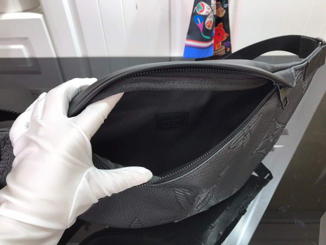 LV M44388 Louis Vuitton Discovery Bumbag Monogram Black