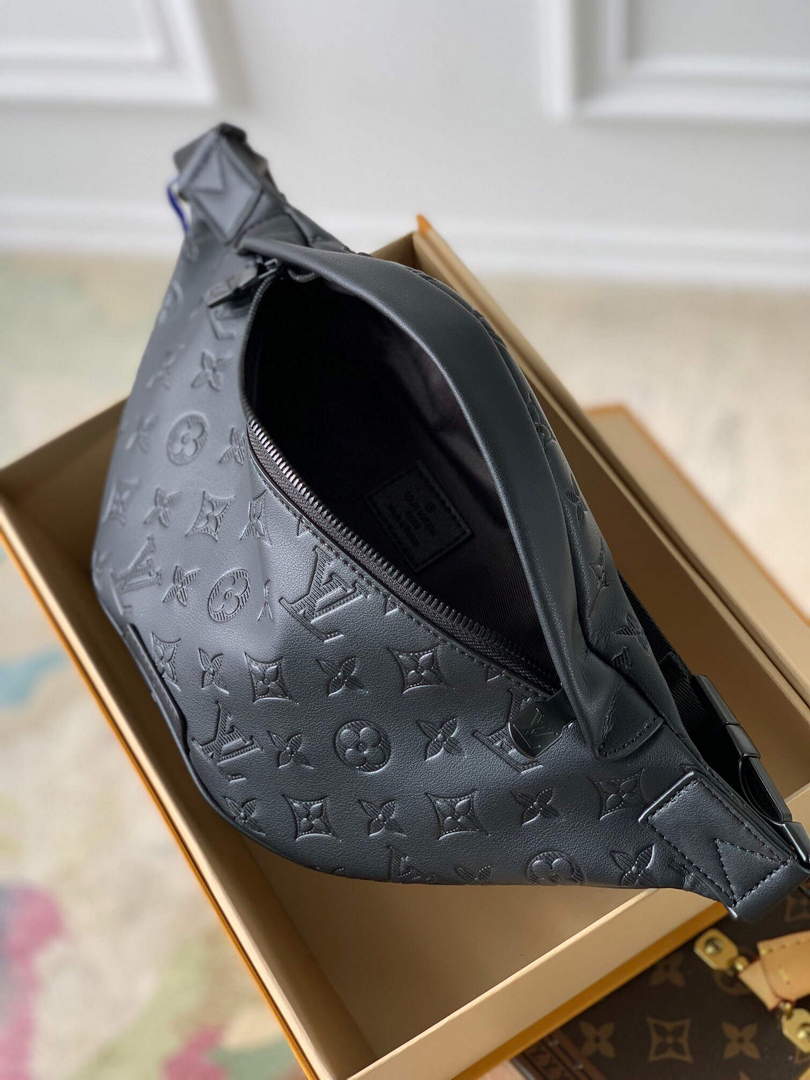 LV M44388 Louis Vuitton Discovery Bumbag Crossbody Black