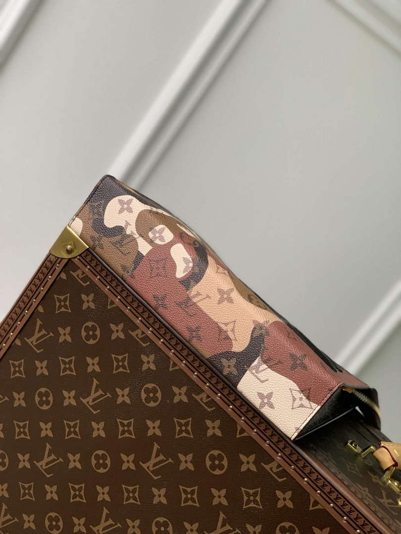 LV M82589 Louis Vuitton Pochette Voyage Brown
