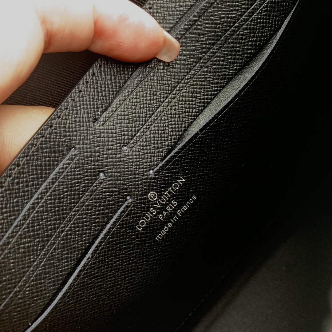 LV M82589 Louis Vuitton Pochette Voyage White