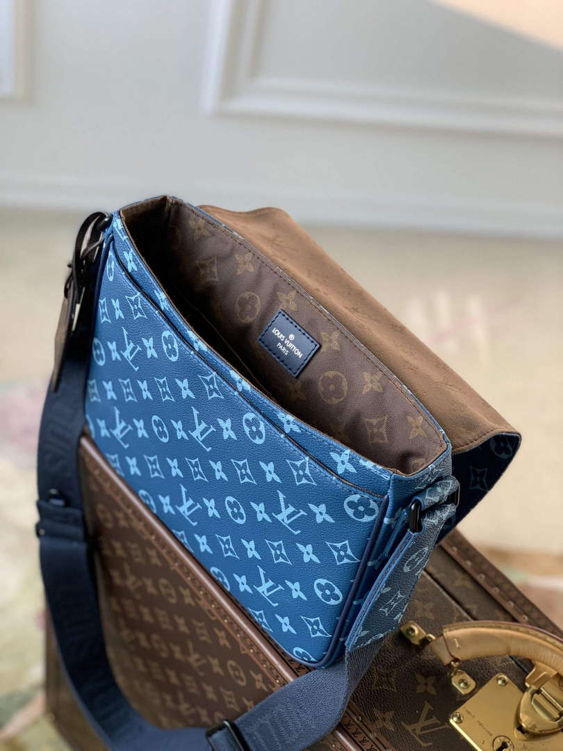 LV M23785 Louis Vuitton District PM Messenger Bag Atlantic Blue