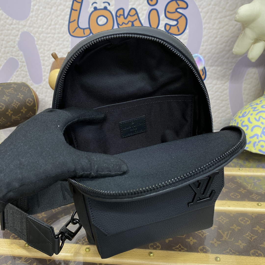 LV M23736 Louis Vuitton Pilot Slingbag Black