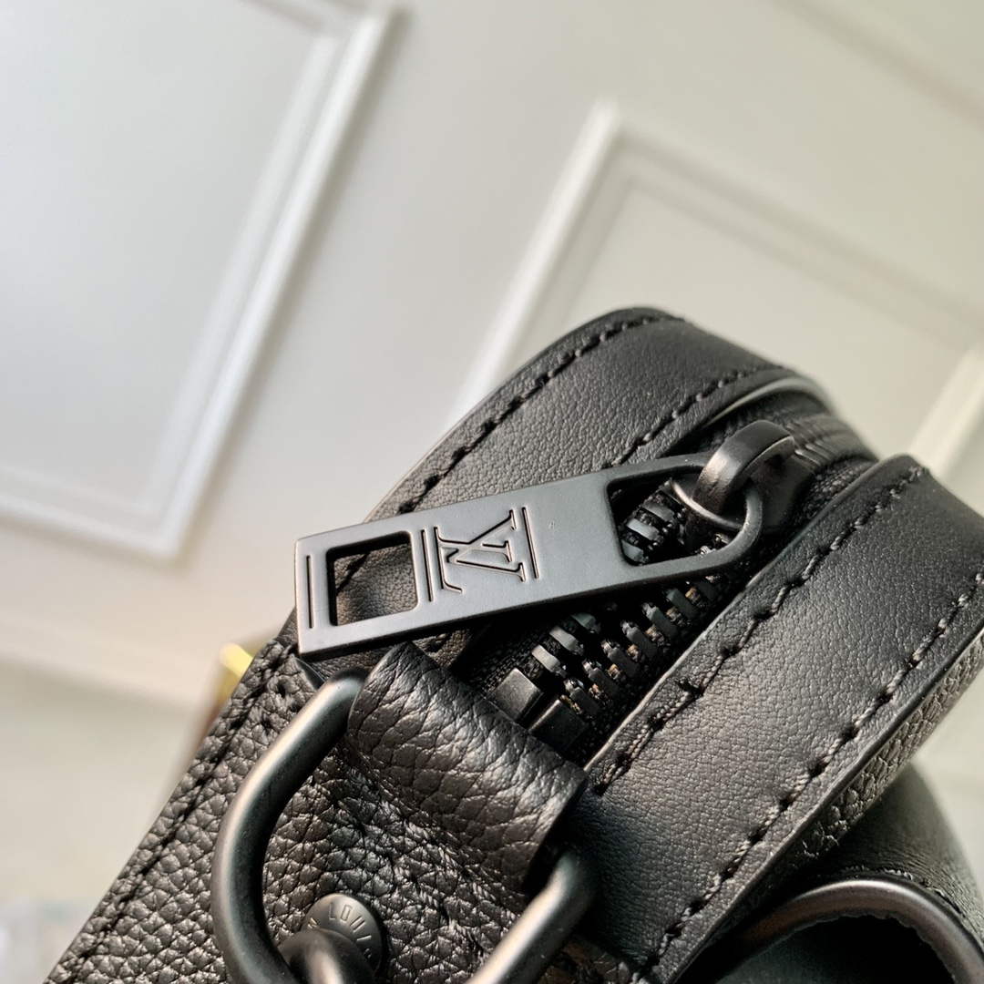 LV M22482 Louis Vuitton Fastline Messenger Black