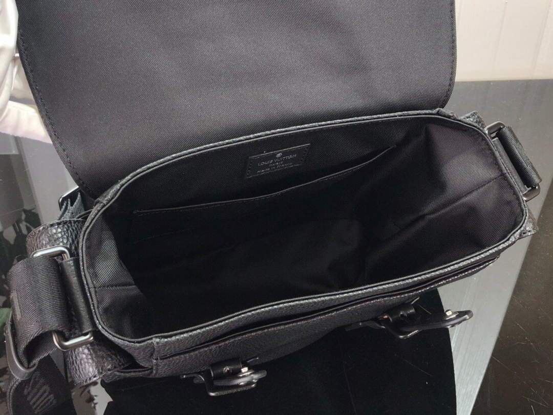LV M58476 Louis Vuitton Christopher Messenger Bag Black M58475