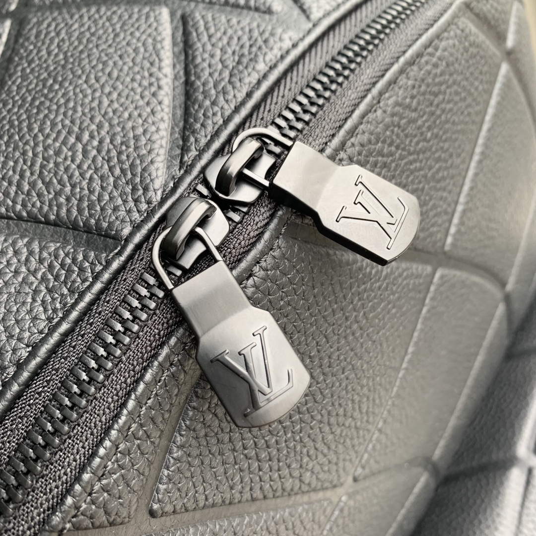 LV M21391 Louis Vuitton Discovery Backpack Black