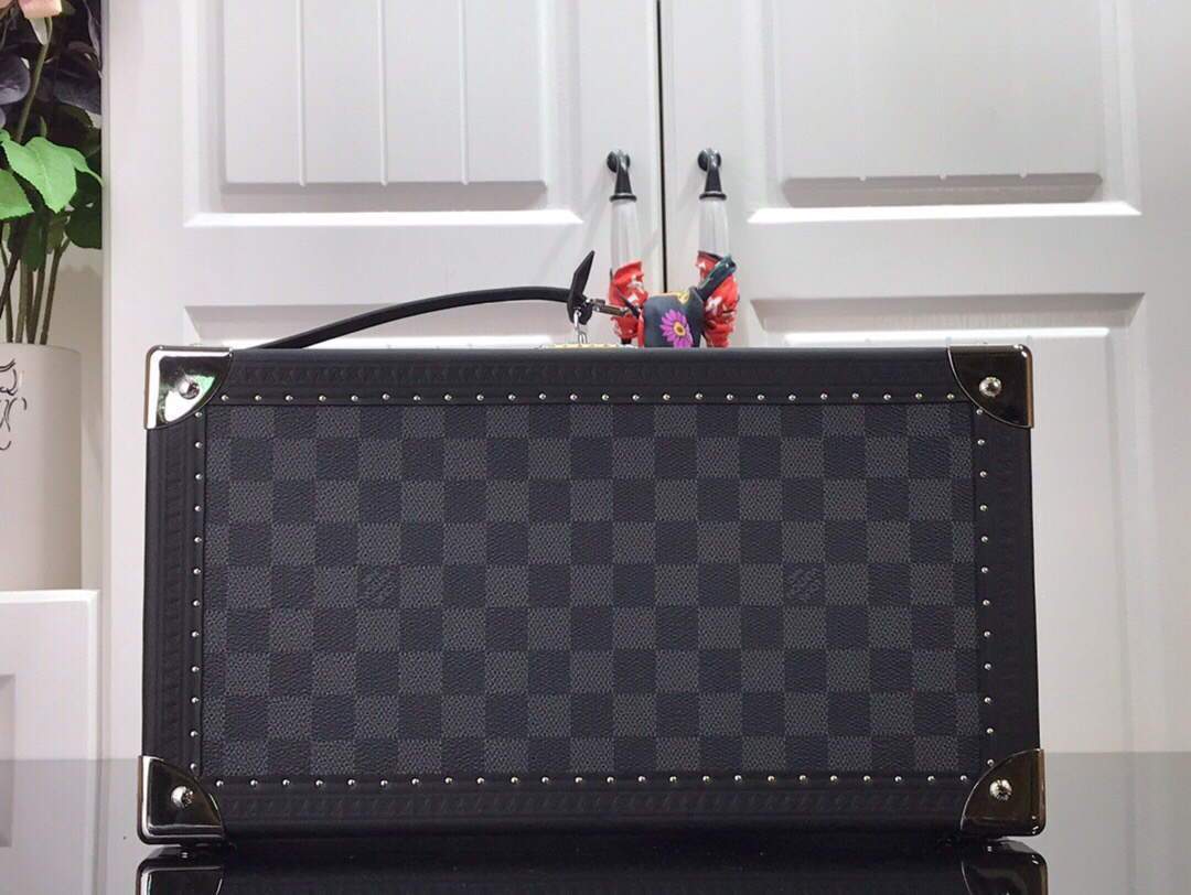 LV M20039 Louis Vuitton 8 Watch Case Black