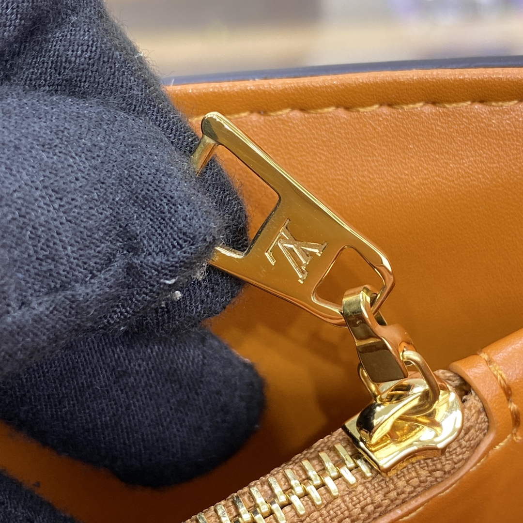 LV M22236 Louis Vuitton Twist MM Handbag Quartz