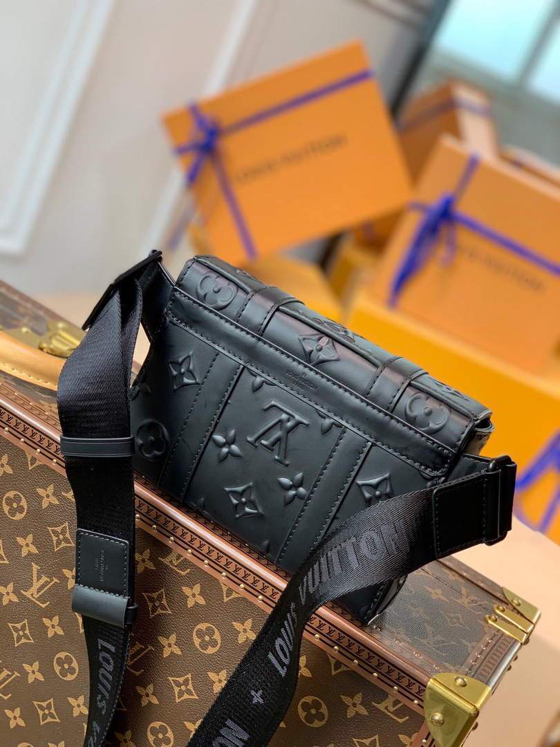 LV M57952 Louis Vuitton Trunk Slingbag Black