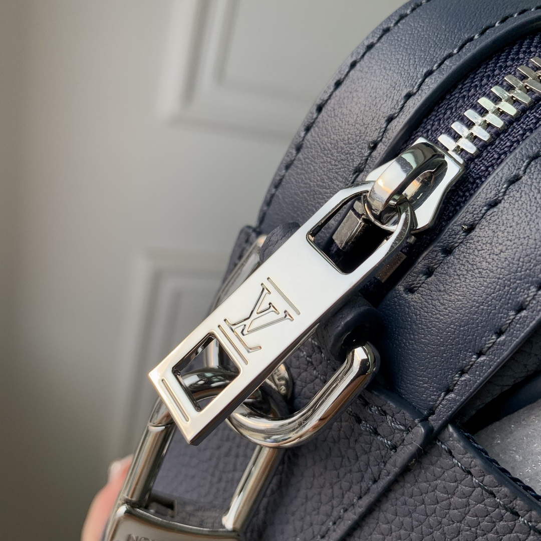 LV M22611 Louis Vuitton Fastline Messenger Navy Blue