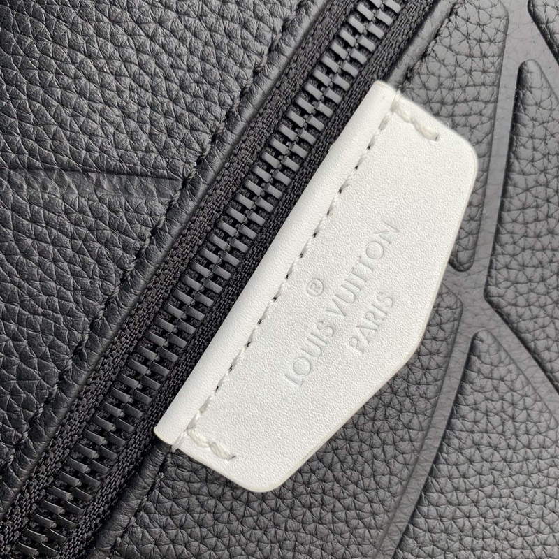 LV M21391 Louis Vuitton Discovery Backpack Black