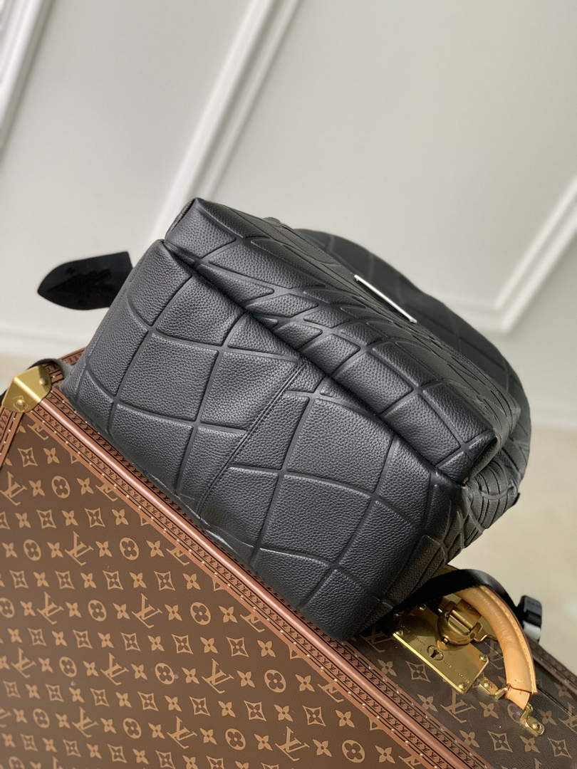 LV M21391 Louis Vuitton Discovery Backpack Black