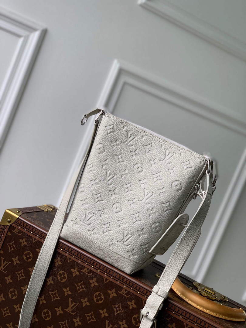 LV M20875 Louis Vuitton Hobo Cruiser PM Bag White