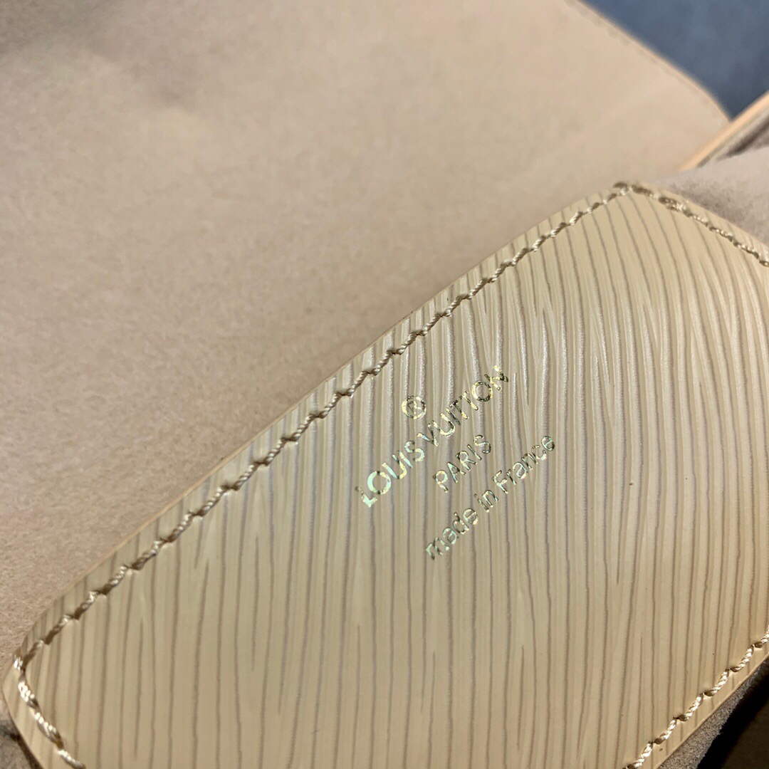 LV M59884 Louis Vuitton Twist MM Handbag skin color