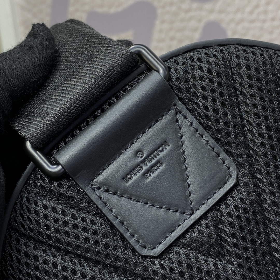 LV M23736 Louis Vuitton Pilot Slingbag Black