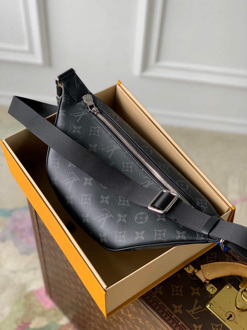 LV M46035 Louis Vuitton Discovery Bumbag PM Black