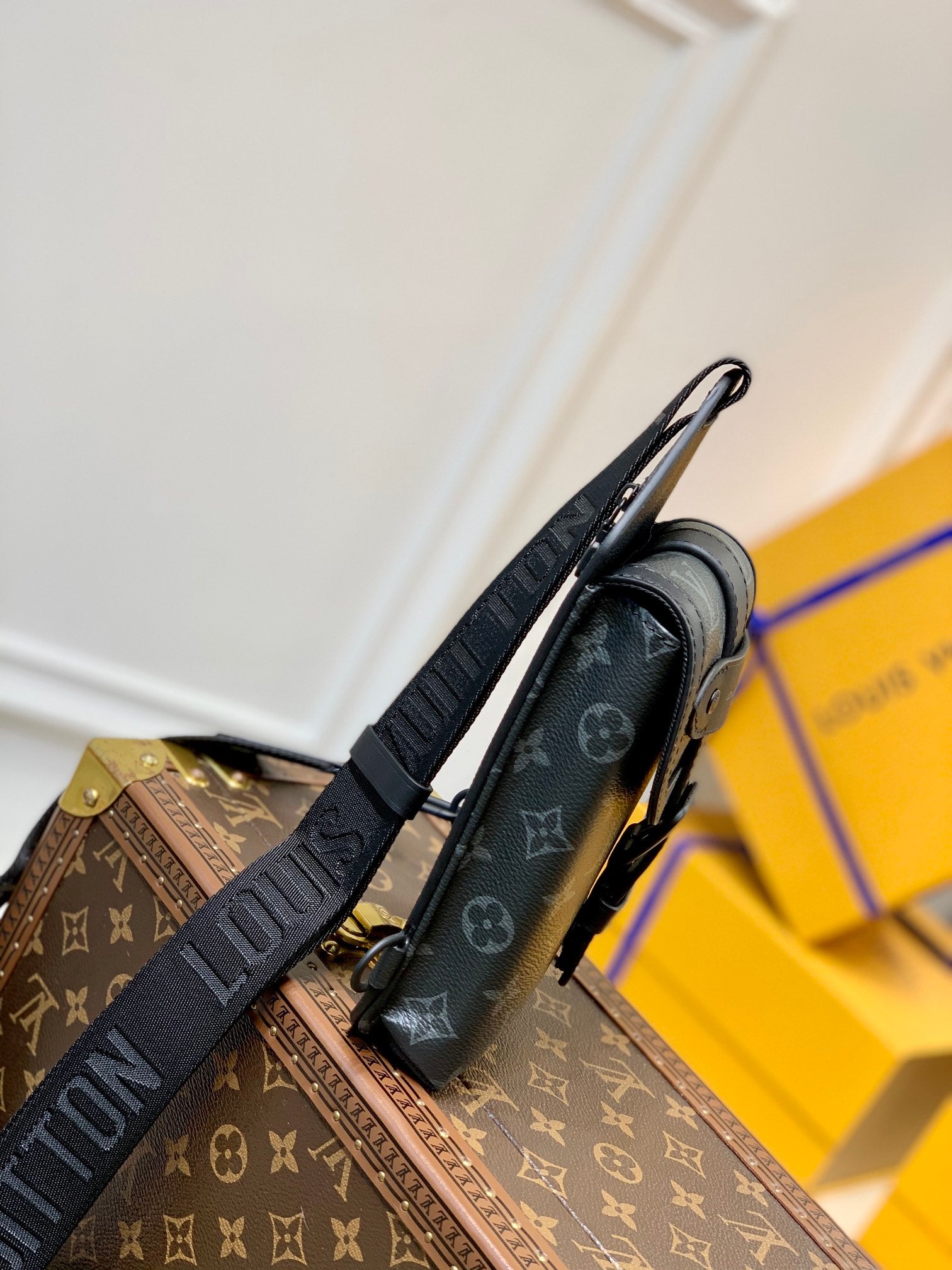 LV M45912 Louis Vuitton Saumur slingbag Monogram eclipse