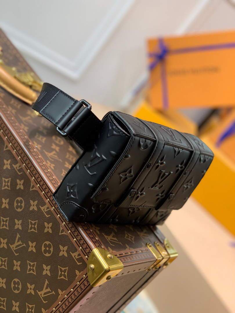 LV M57952 Louis Vuitton Trunk Slingbag Black