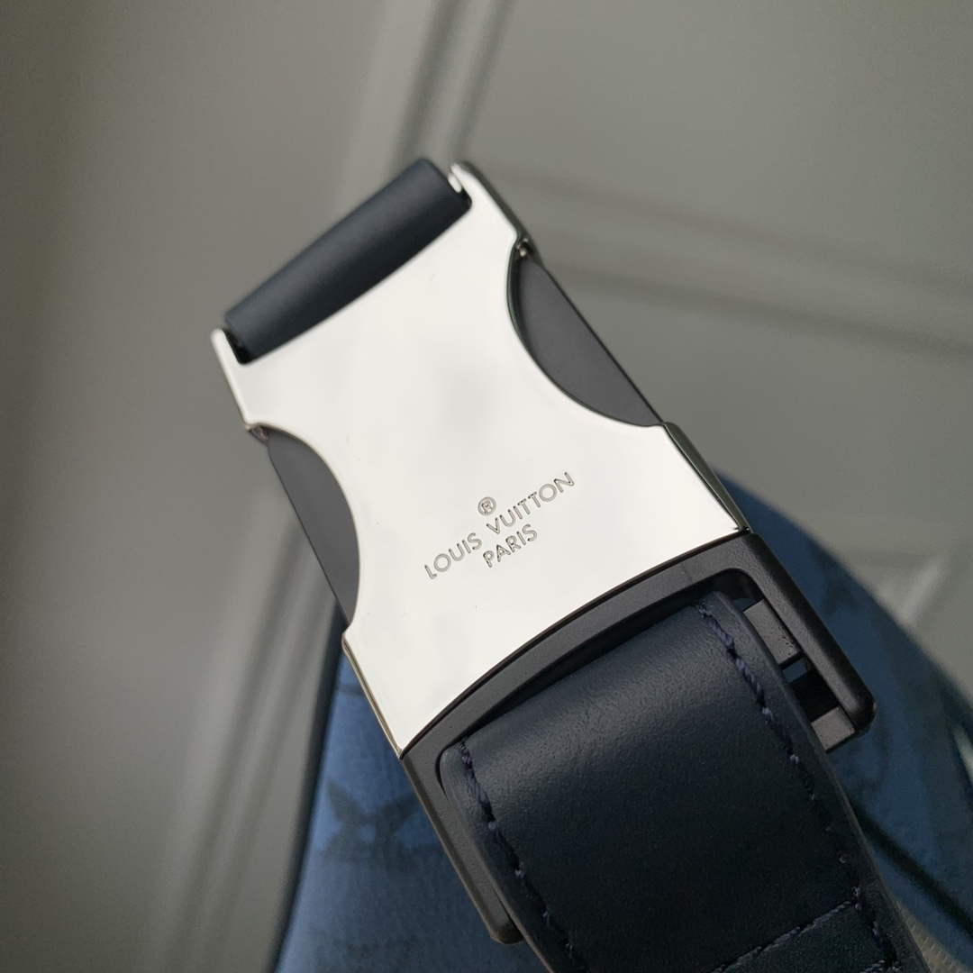 LV M22576 Louis Vuitton Discovery Bumbag Abyss Blue