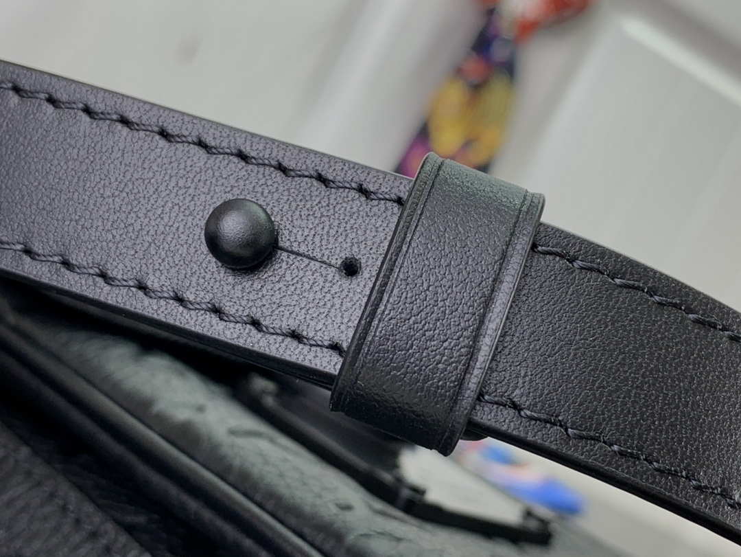 LV M81524 Louis Vuitton S-Lock Vertical Wearable Wallet Black