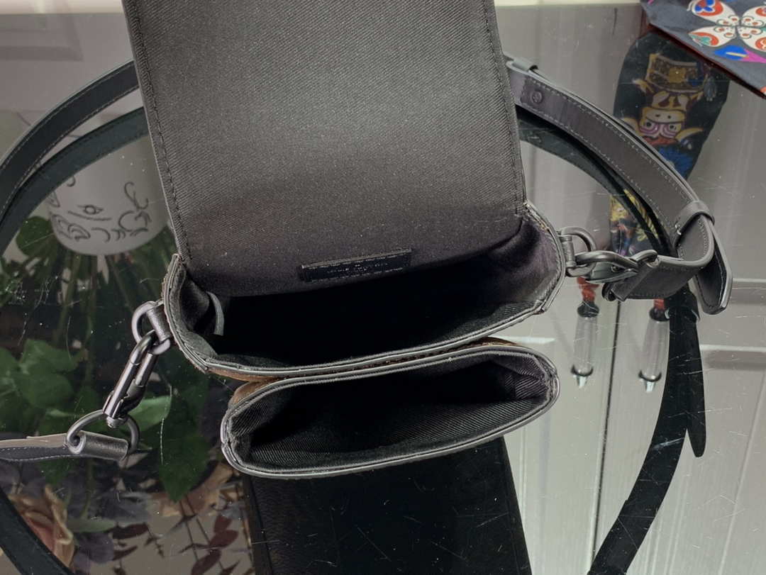 LV M81522 Louis Vuitton S-Lock Vertical Wearable Wallet Monogram