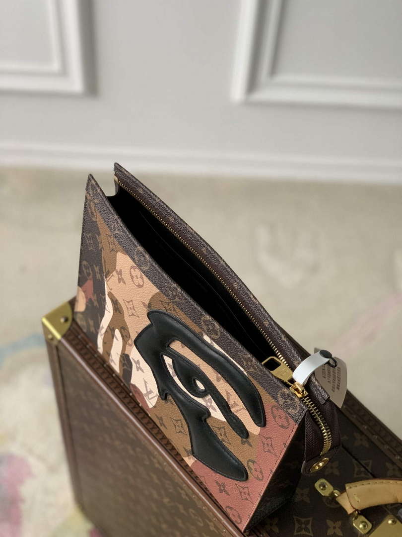 LV M82589 Louis Vuitton Pochette Voyage Brown